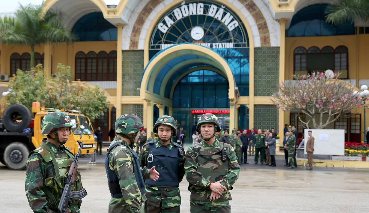 Tentara Vietnam berjaga di luar pintu masuk stasiun kereta Dong Dang menjelang kedatangan pemimpin Korea Utara, Kim Jong-un di Lang Son, Senin (25/2). Kim Jong-un akan memasuki Vietnam dengan kereta api untuk pertemuan dengan Donald Trump. (AP/Minh Hoang)