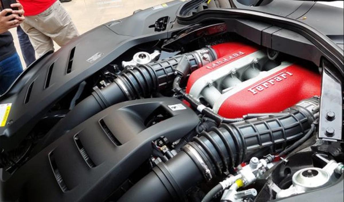 Ferarri Purosangue dibekali mesin V12 6.500 cc naturally-aspirated.Tenaganya&nbsp;715 hp dengan torsi 716 Nm, yang disalurkan ke seluruh roda melalui transmisi otomatis dual clutch 8-percepatan Dengan performa itu, Purosangue melesat dari 0-100 km per jam
