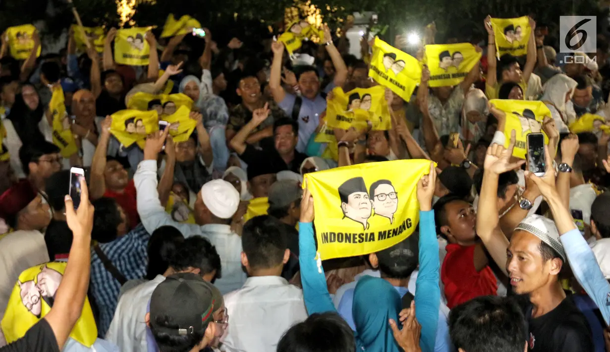 Pendukung Calon Presiden no urut 02 Prabowo Subianto bersorak di depan Rumah Kertanegara, Jakarta, Rabu (17/4). Pada pidatonya Prabowo Subianto mendeklarasikan kemenangannya dari hasil real count BPN di Pilpres 2019 pada angka 62%. (Liputan6.com/Johan Tallo)
