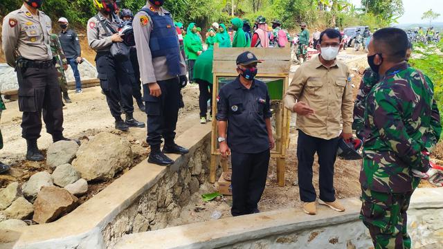Kapolres Garut AKBP Dede Yudi Ferdiansyah mendamping Danrem 062 Tarumanagara dan jajaran Forkopimda Garut, saat meninjau progres prrogram TMMD ke-108 di Kecamatn Cibatu, Garut.