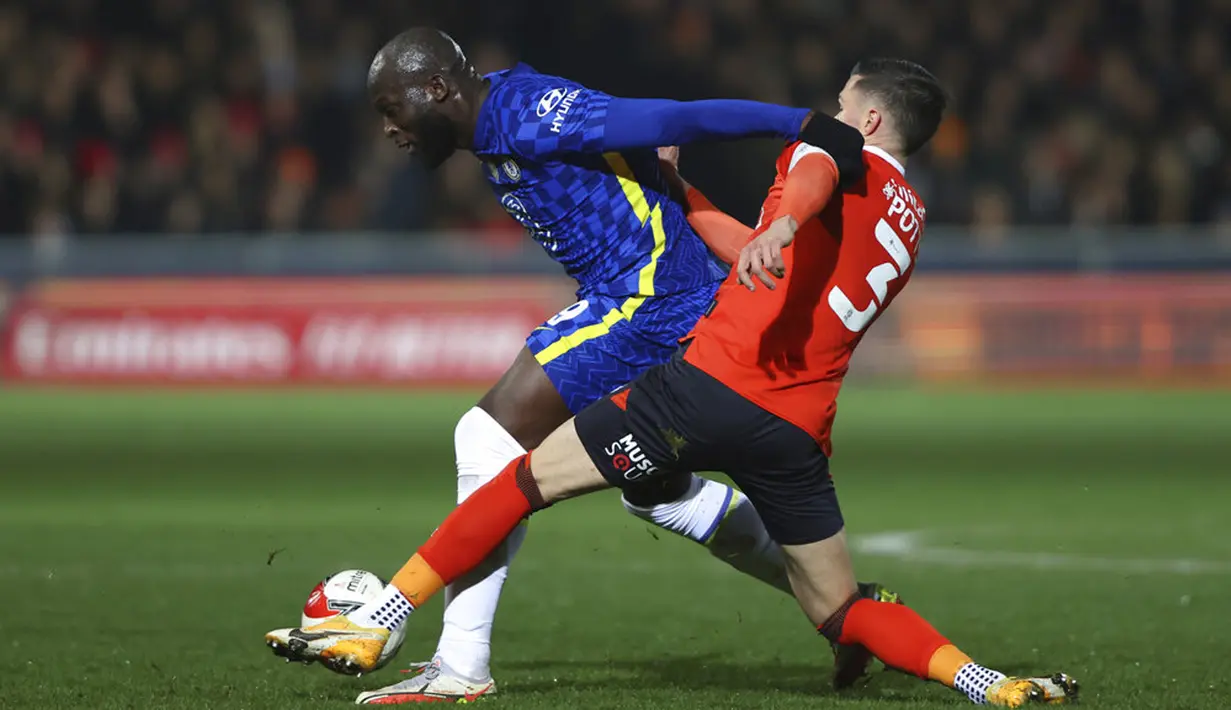 Pemain Chelsea Romelu Lukaku (kiri) berebut bola dengan pemain Luton Town Dan Potts pada pertandingan sepak bola putaran kelima Piala FA di Kenilworth Road, Luton, Inggris, 2 Maret 2022. Chelsea menang 3-2. (AP Photo/Ian Walton)