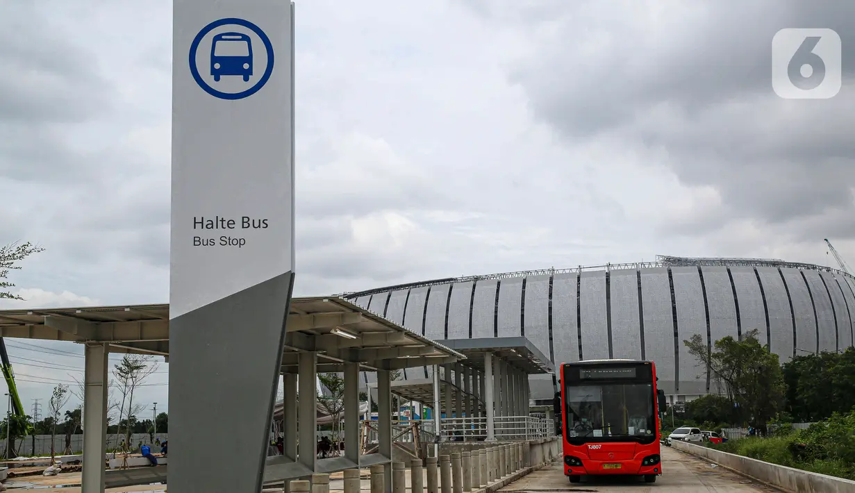 Bus Transjakarta menunggu penumpang di Jakarta International Stadium (JIS) di Tanjung Priok, Selasa (1/3/2022). PT Transportasi Jakarta (Transjakarta) mulai melakukan uji coba layanan non bus rapid transit (non BRT) rute 14 yang melayani trayek Stadion JIS - Senen. (Liputan6.com/Herman Zakharia)