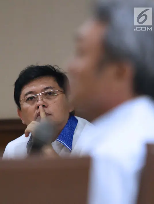 Terdakwa dugaan menghalangi proses penyidikan KPK, Lucas menyimak keterangan saksi Eddy Sindoro pada sidang lanjutan di Pengadilan Tipikor, Jakarta, Kamis (17/1). Sidang mendengar keterangan dua orang saksi. (Liputan6.com/Helmi Fithriansyah)