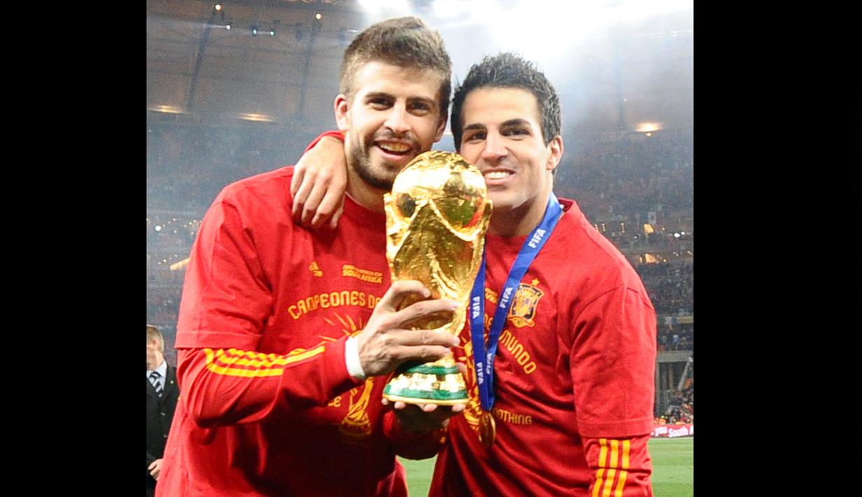 Pique juga punya torehan fantastis selama membela timnas Spanyol. Pique saat itu mulai promosi ke tim senior Spanyol pada 2009. Di Piala Dunia 2010 menjadi ajang pertama Pique yang kala itu masih berduet dengan Carles Puyol dan meraih trofi Piala Dunia pertamanya. (AFP/Jewel Samad)