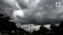 Awan gelap menyelimuti langit di sekitar kawasan Monumen Nasional (Monas), Jakarta, Kamis (7/3/2024). (Liputan6.com/Angga Yuniar)