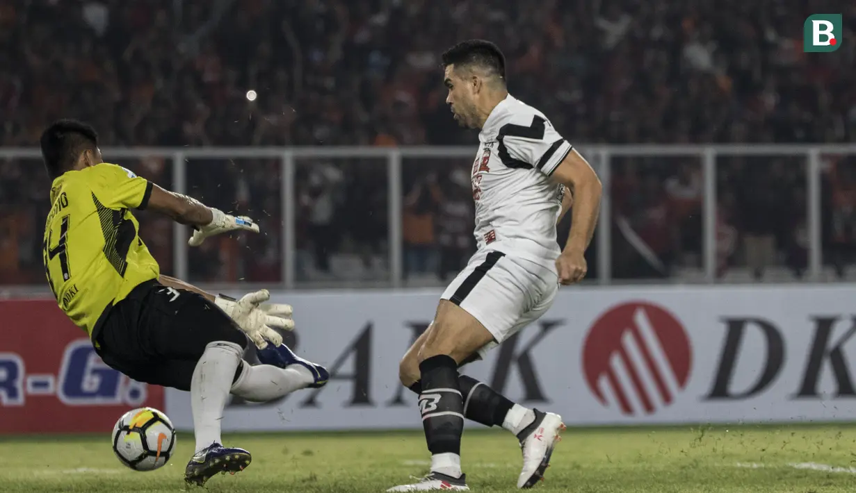 Proses terjadinya gol yang dicetak bek Madura United, Fabiano Beltrame, ke gawang Persija Jakarta pada laga Liga 1 di SUGBK, Jakarta, Sabtu (12/5/2018). Persija kalah 0-2 dari Madura United. (Bola.com/Vitalis Yogi Trisna)