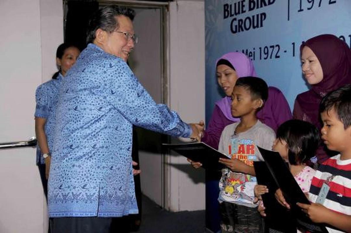 Blue Bird Peduli beri beasiswa sekolah 