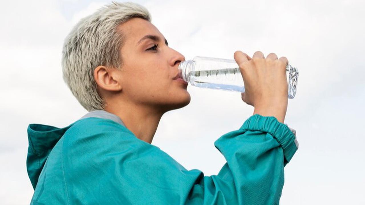 ilustrasi minum air putih