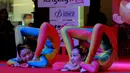 Atraksi akrobat asal China "Dazzling Chinese Acrobat Show" di Tangerang City Mall, Tangerang, Jumat (20/2/2015). Pertunjukan akrobat dalam rangka memperingati Imlek 2566. (Liputan6.com/Faisal R Syam) 