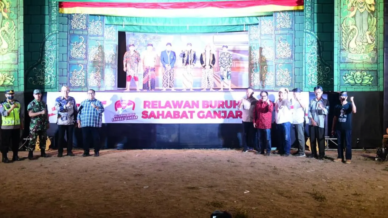 Relawan Buruh Sahabat Ganjar menggelar pentas seni ketoprak tobong di Sleman, Jawa Tengah.
