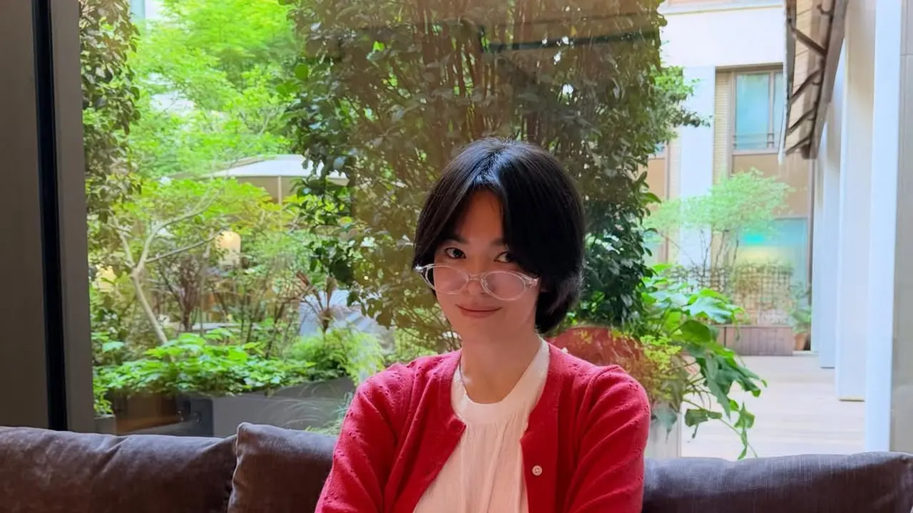 Song Hye Kyo Bak Gen Z, Tampil Manis dengan Tren Dress Over Jeans yang Lagi Hits