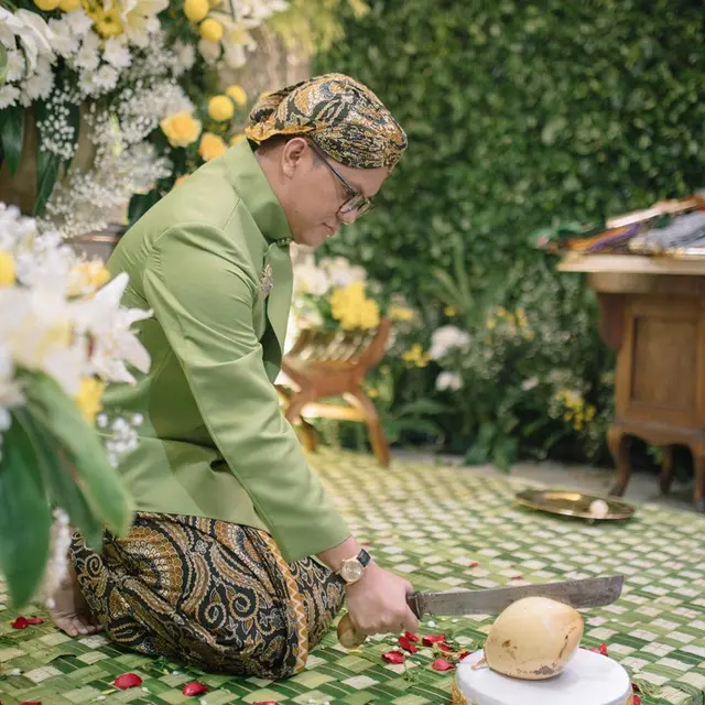 Momen prosesi upacara mitoni dari anak pertama Tiara Pangestika dan Arief Muhammad