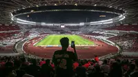 Seorang pendukung Persija Jakarta mengabadikan momen menggunakan gawainya sebelum laga terakhir BRI Liga 1 2022/2023 antara Persija Jakarta melawan PSS Sleman di Stadion Utama Gelora Bung Karno (SUGBK), Senayan, Jakarta, Sabtu (15/04/2023). (Bola.com/Bagaskara Lazuardi)