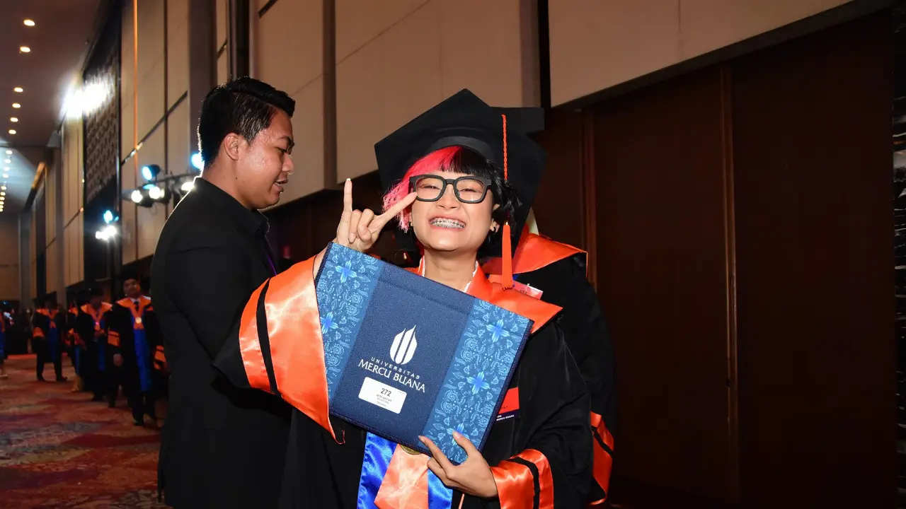 Aci Resti saat menjalani wisuda.