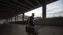 DJ Franklin Scheleger membawa peralatannya untuk memainkan suara dan lagu menyerupai gemuruh suporter sebelum pertandingan antara Fluminense dan Atletico Goianiense dalam babak lanjutan Kejuaraan Brasil di Stadion Maracana, Rio de Janeiro, Brasil, pada 2 September 2020. (AFP/Mauro Pimentel)