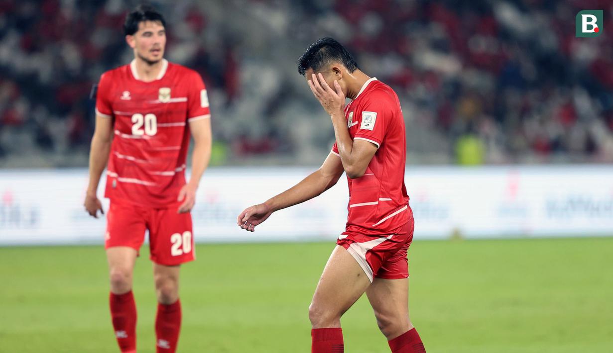 Pemain Timnas Indonesia, Rizky Ridho (kanan) dan Elkan Baggott tak mampu menyembunyikan rasa kecewa setelah kalah dari Bulgaria dalam final FIFA Series 2026 di tadion Utama Gelora Bung Karno, Senayan, Jakarta, Senin (30/03/2026). (Bola.com/M Iqbal Ichsan)