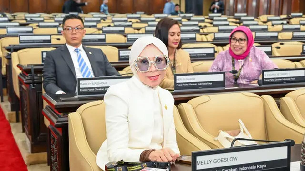Melly Goeslaw Tetap Konsisten Tampil Nyentrik Biarpun Sudah Duduk di Senayan