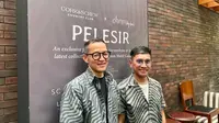 Bai Soemarlono (kanan) dan Joseph Lim (kiri) dari label mode ohmmbybai meluncurkan koleksi PELESIR berkolaborasi dengan Cita Tenun Indonesia. (Dok. Liputan6.com/Dyra Daniera)