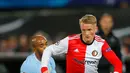 Pemain Feyenoord, Sam Larsson mengendalikan bola dengan kawalan pemain Manchester City, Fabian Delph dalam laga perdana babak penyisihan Grup F Liga Champions di De Kuip, Rabu (13/9). Manchester City menaklukkan Feyenoord 4-0 (AP Photo/Peter Dejong)