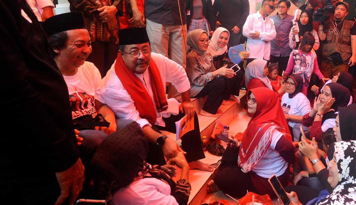 Di Lenteng Agung, Rano Karno bersilahturahmi dengan masyarakat sekitar. (merdeka.com/Arie Basuki)