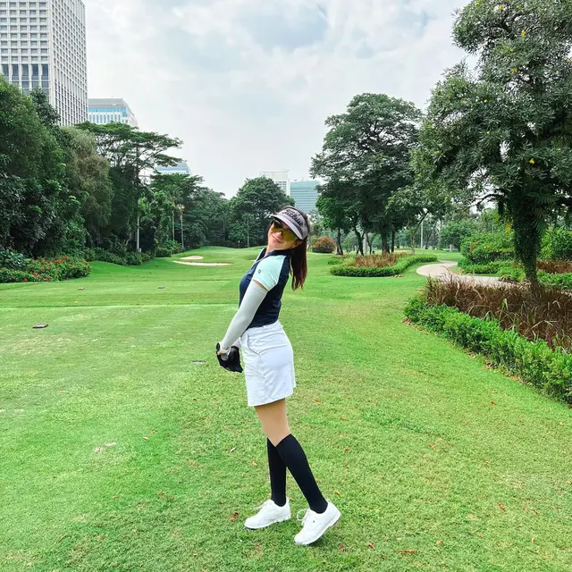 7 Gaya Dita Fakrana Jalani Hobi Main Golf Ini Tampil Curi Perhatian