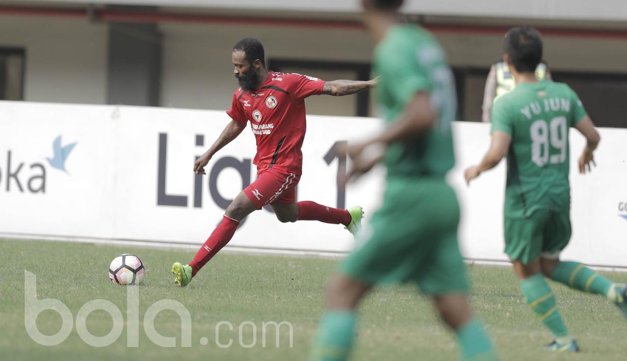Pemain Semen Padang, Didier Zokora, saat laga melawan Bhayangkara FC di Stadion Patriot, Bekasi, Sabtu (20/05/2017). Bhayangkara FC unggul sementara dengan skor 1-0. (Bola.com/M Iqbal Ichsan)