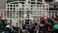 Pemain-pemain Persebaya Surabaya disambut Bonek usai menjalani duel kontra Arema FC pada lanjutan BRI Liga 1 2023/2024. (Bola.com/Aditya Wany)