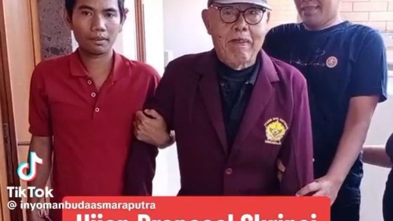 Belum lama ini, akun TikTok @inyomanbudaasmaraputra mengunggah momen seorang kakek berusia 80 tahun yang bersemangat untuk ujian proposal skripsi. Dalam potret ini, ia tampak berjalan menuju ruang ujian.