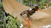 Aksi downhiller elite nasional Indonesia, M. Abdul Hakim, yang melakukan persiapan untuk tampil di kejuaraan 76 Indonesian Downhill (IDH) Urban 2025 di Desa Ngadiwono, Kabupaten Pasuruan, Jawa Timur, 13-14 September 2025. (Dok. Megapro Communication)