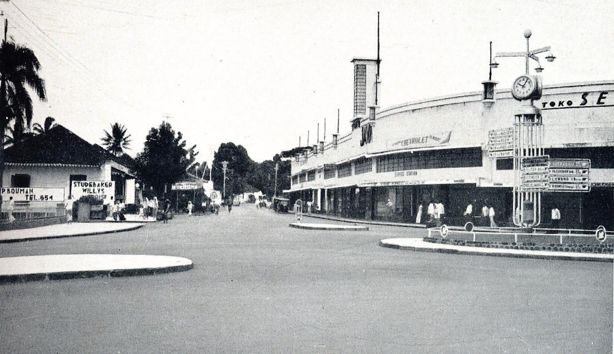 Persimpangan jalan dekat Oro-Oro Dowo. Terlihat ada dealer Chevrolet dan Willys dari spanduk yang dipamerkan.(Source: jelajahmalangku.blogspot.com)