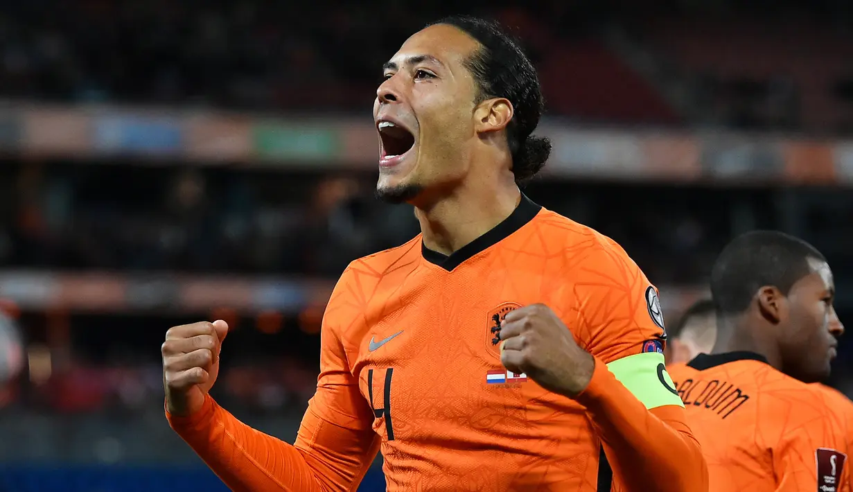 Virgil van Dijk. Bek tengah Liverpool ini telah menjabat kapten Timnas Belanda sejak 2018. Akibat cedera, ia gagal tampil untuk memimpin Tim Oranye berlaga di Euro 2020 lalu. Total telah mengoleksi 42 caps dengan mencetak 5 gol sejak debutnya pada 10 Oktober 2015. (AFP/John Thys)