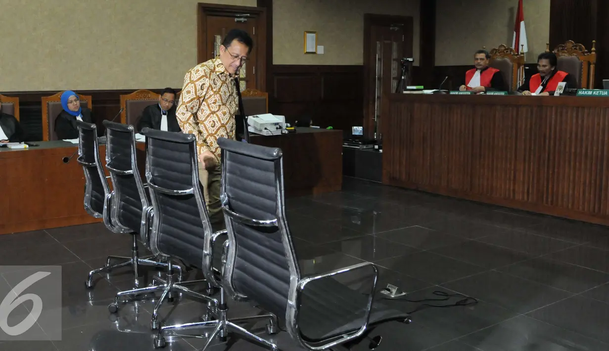 Irman Gusman jelang mengikuti sidang untuk kasus gula impor di Pengadilan Tipikor Jakarta, Selasa (20/12). Irman didakwa menerima suap sebesar Rp 100 juta dari Direktur CV Semesta Berjaya Xaveriandy Sutanto dan Memi. (Liputan6.com/Helmi Afandi)