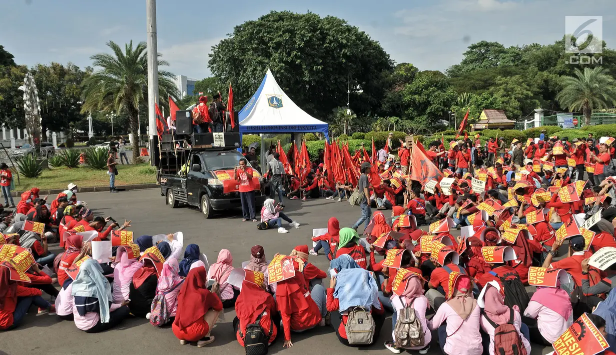 Massa yang tergabung dalam Komite 1 Mei Untuk Kemerdekaan, Kesejahteraan, dan Kesetaraan (KOMITMEN) saat menggelar aksi Peringatan 20 Tahun Reformasi di depan Istana Merdeka, Jakarta, Minggu (20/5). (Merdeka.com/Iqbal S Nugroho)