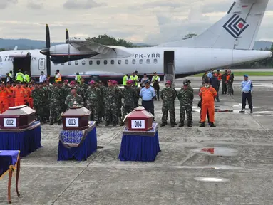 Upacara serah terima jenazah korban kecelakaan Trigana Air di Kompleks Bandara Sentani, Kabupaten Jayapura, Papua, Rabu (19/8). Sebanyak empat jenazah telah dievakuasi dari Bandara Oksibil ke Bandara Sentani di Jayapura. (AFP PHOTO/Indrayadi Thamrin)