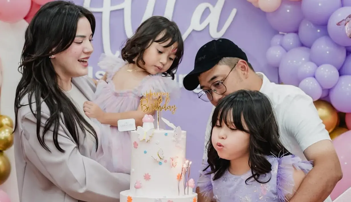 Momen ketika Alita tiup lilin ulang tahun didampingi ayah, ibunda dan adiknya. Tak hanya Alita, Alice Norin dan suami juga turut bahagia karena sang anak tumbuh menjadi anak yang cerdas dan ceria. Sederet foto apik ulang tahun Alita anak Alice Norin ini diabadikan dengan apik oleh fotografer Hargabro. Usianya hanya terpaut tiga tahun, dua anak Alice Norin ini bikin gemas. (Liputan6.com/IG/@alicenorin)