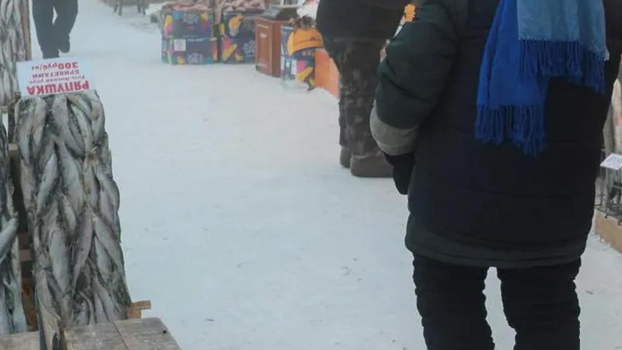 Di pasar Yakutsk, para pedagang ikan juga tak perlu lagi membawa frezer sebab suhu ekstrem di wilayahnya sudah sangat cukup untuk membekukan ikan-ikan dagangannya.