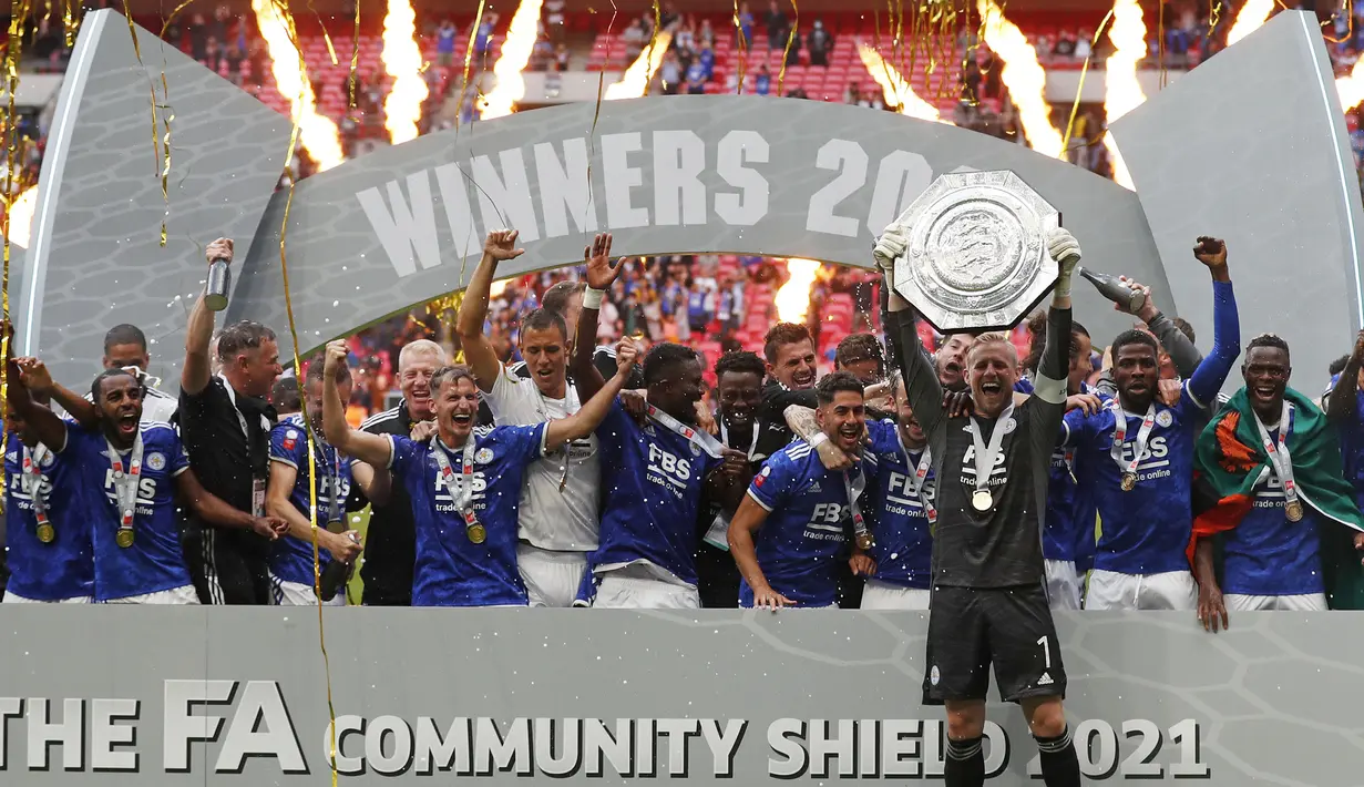 Leicester City berhasil mengangkat trofi Community Shield 2021 setelah berhasil menundukkan juara Liga Inggris musim lalu, Manchester City. The Foxes mampu unggul tipis walapun kekuatan permainan hampir seimbang selama 90 menit. (Foto: AFP/Adrian Dennis)