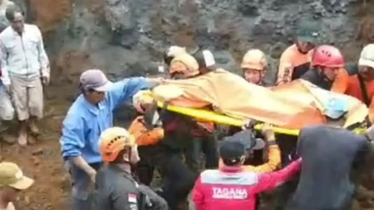 Proses evakuasi korban tanah longsor di Lumajang (Istimewa)