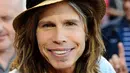 Steven Tyler pun menerapkan cara-cara menarik agar orang mau menyumbang. Seperti dengan memberikan hadiah berupa kaos dan sebagainya bagi orang yang menyumbang. (Bintang/EPA)
