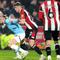 Nathan Collins membayangi Erling Haaland dalam laga Premier League antara Brentford vs Manchester City, Rabu (15/1/2025). (c) AP Photo/Alastair Grant