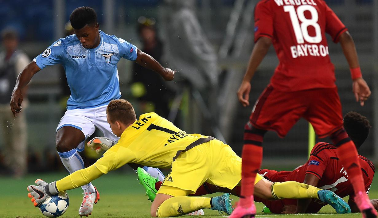 Kiper Bayern Leverkusen, Bernd Leno, berusaha menghalau Striker Lazio, Balde Diao Keita di Stadion Olympic, Roma (18/08/2015). Keita menjadi pemain yang diperebutkan AC Milan dan Juventus. (AFP/Alberto Pizzoli)