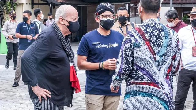Sandiaga Uno ketika mengunjungi Omah Budaya Jalan Karangkajen, Desa Tembi, Sewon, Bantul, Daerah Istimewa Yogyakarta (DIY) pada Jumat (8/10/2021).