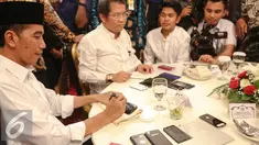 Presiden Joko Widodo menandatangani sejumlah telepon seluler milik wartawan usai berbuka puasa di Istana Negara, Jakarta, Senin (6/7/2015). Sekitar 300 wartawan menghadiri acara buka puasa bersama Jokowi tersebut. (Liputan6.com/Faizal Fanani)