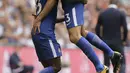 Selebrasi gol pemain Chelsea, Marcos Alonso (kanan) dan rekannya Victor Moses saat melawan Tottenham Hotspur pada lanjutan Premier League di  Wembley stadium, London, (20/8/2017). (AP/Alastair Grant)