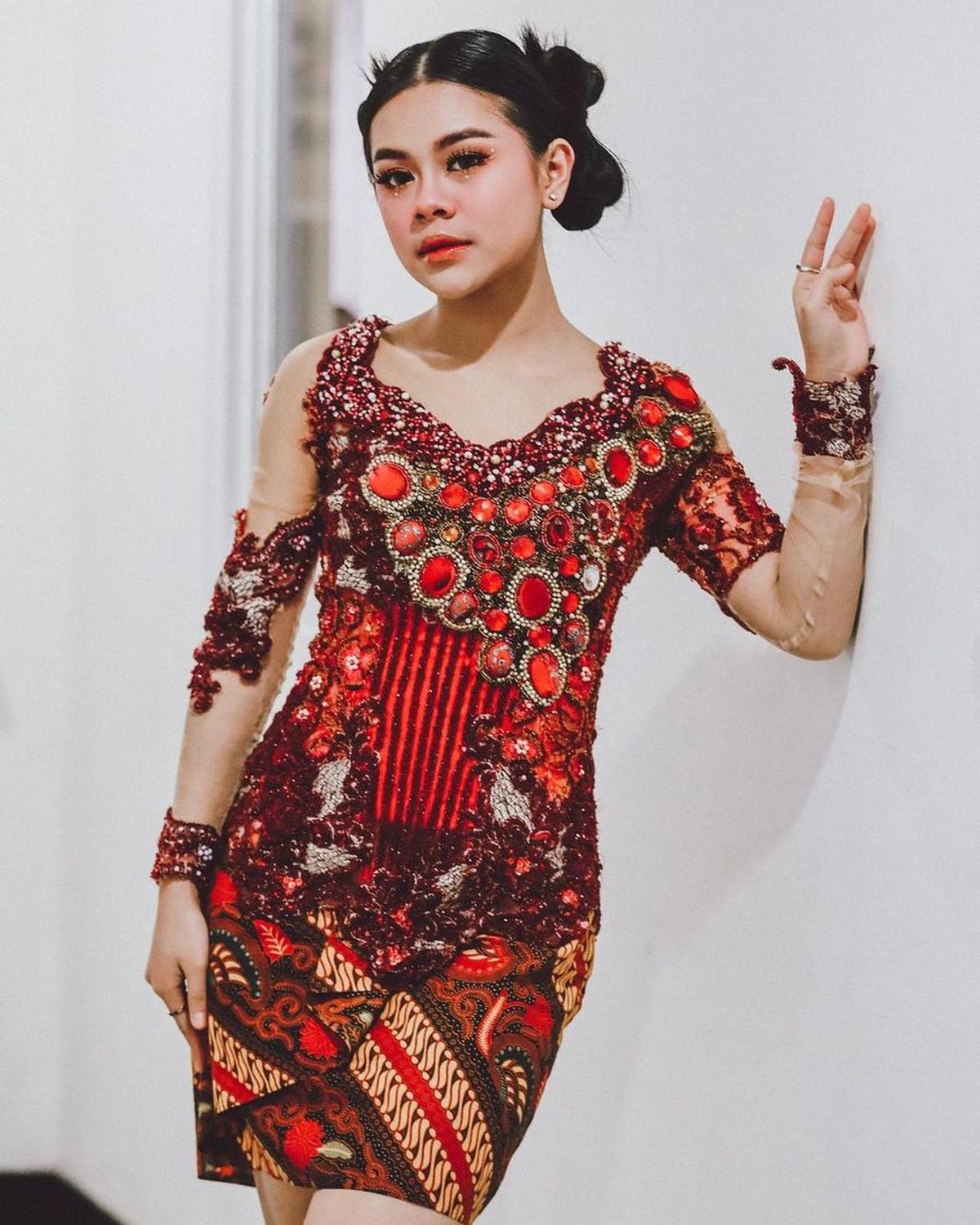 Dengan Nuansa Warna Merah