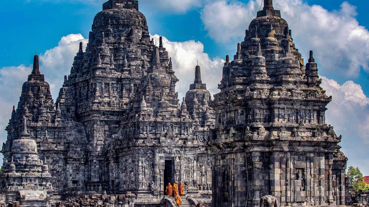 FOTO: Biksu Thudong Tiba di Candi Sewu Sambut Tri Suci Waisak 2026