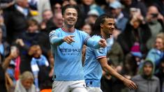 Pemain Manchester City, Jack Grealish melakukan selebrasi setelah mencetak gol keempat timnya ke gawang Liverpool pada laga pekan ke-29 Liga Inggris 2022/2023 yang berlangsung di Etihad Stadium, Manchester, Minggu (01/04/2023) WIB. The Cityzens menang dengan skor 4-1. (AP Photo/Jon Super)