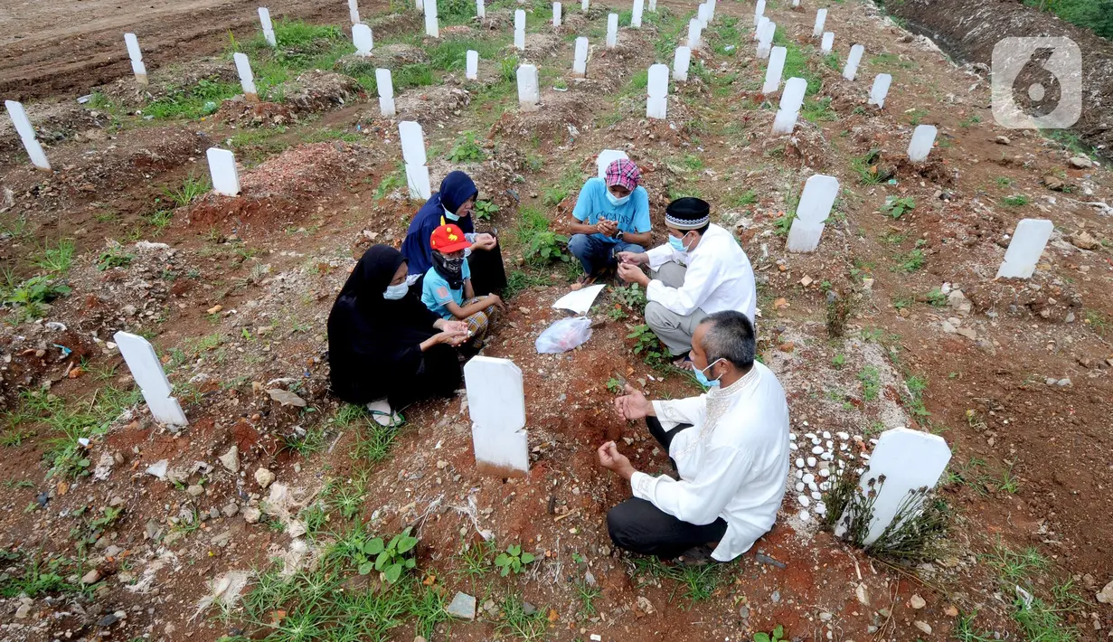 Warga melakukan ziarah makam menyambut bulan Ramadhan 1442 H di Tempat Pemakaman Umum (TPU) khusus covid-19 di Srengseng sawah 2, Jakarta Selatan, Jumat (09/04/2021). Tradisi ziarah makam dalam menyambut bulan Ramadhan setiap tahun dilakukan oleh umat Islam.
(merdeka.com/Arie Basuki)