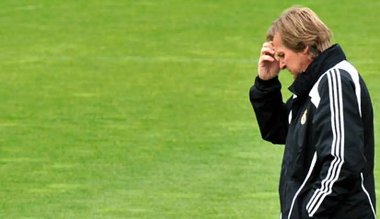 Real Madrid's German coach Bernd Schuster gestures during a training session on the eve of a Champions league match against Juventus in Madrid, on November 04, 2008. AFP PHOTO/PHILIPPE DESMAZES