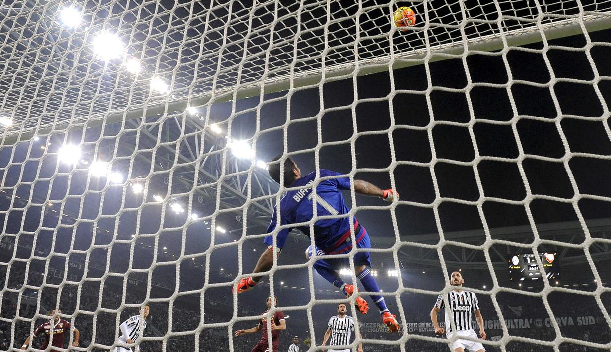 Kiper Juventus Gianluigi Buffon menepis tendangan pemain Torino Kamil Glik dalam lanjutan Liga Italy  Serie A di Stadion Juventus,Turin, Sabtu (31/10/2015). (REUTERS/Giorgio Perottino)